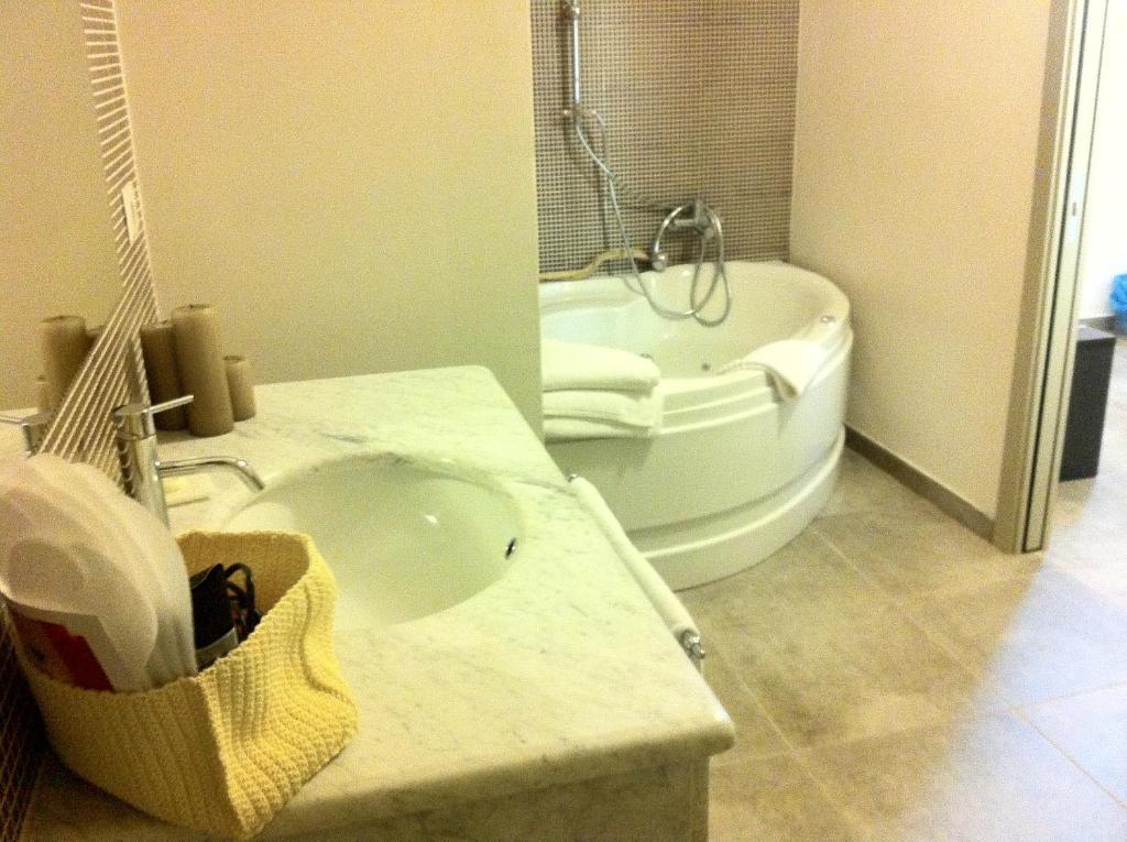 Bcomfort Hotel Cagliari Room photo